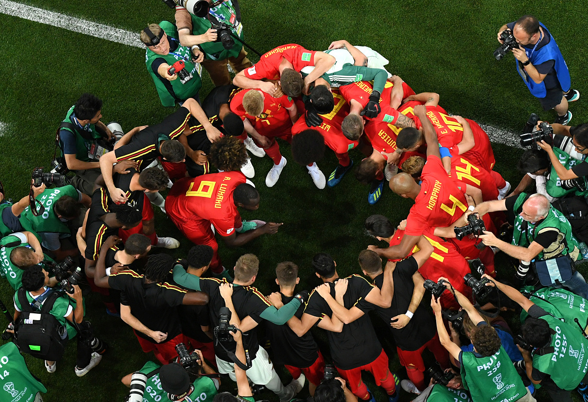 足球赛场上球员们的精彩演出